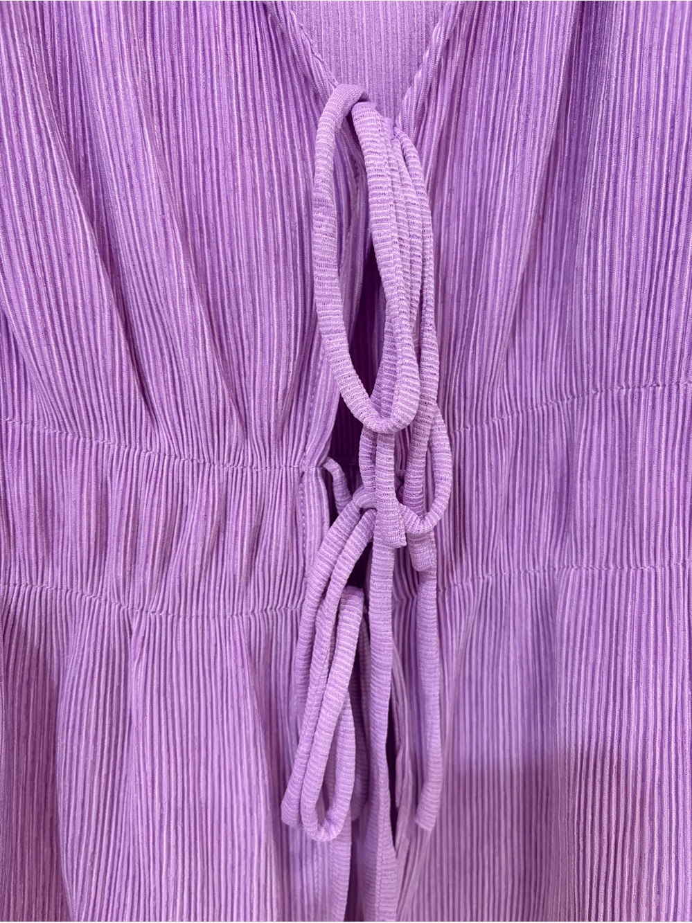 Mango plissé tie-up top w/ short puff sleeves and an elastic waist. - Picture 4 of 9